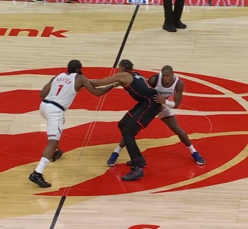 开云体育app下载-关键球！邓恩掩护撞到巴恩斯&amp;裁判吹掩护犯规 快船挑战失败