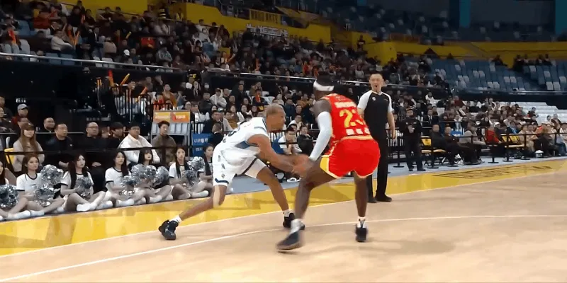 贝兹利持球突破接转身上篮打成二加一，宁波队追至4分分差